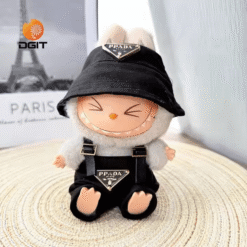 Tenue Labubu Prada – Élégante et moderne pour figurines avec un Labubu vêtu d'un ensemble noir.