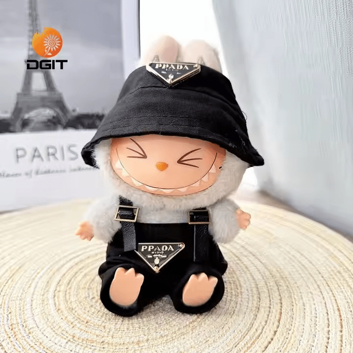 Tenue Labubu Prada – Élégante et moderne pour figurines avec un Labubu vêtu d'un ensemble noir.