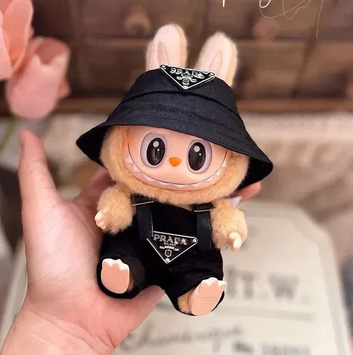 Tenue Labubu Prada – Élégante et moderne pour figurines, avec poupée Labubu en tenue Prada noire et chapeau.