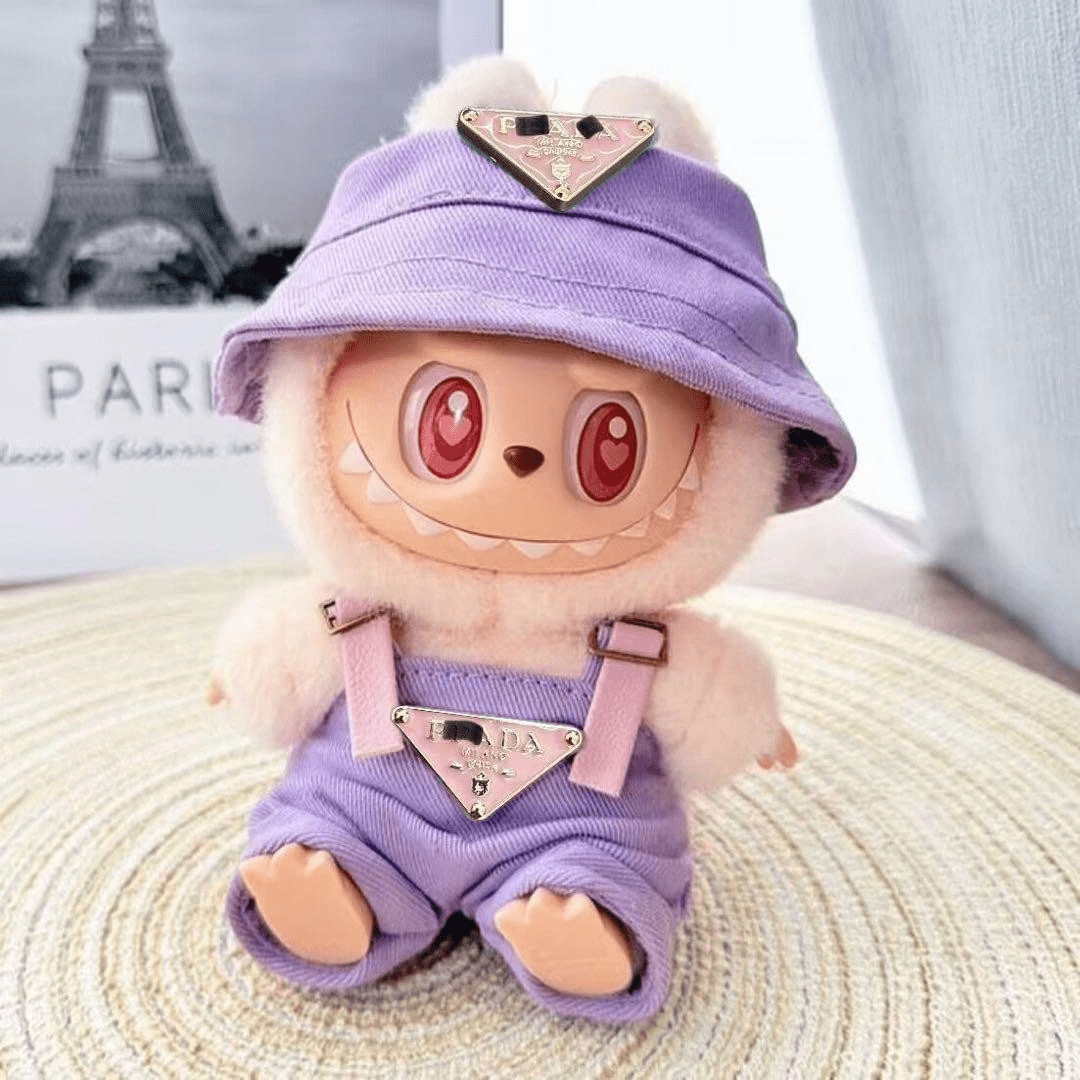 Tenue Labubu Prada – Élégante et moderne pour figurines sur une poupée en peluche dans un décor tendance.
