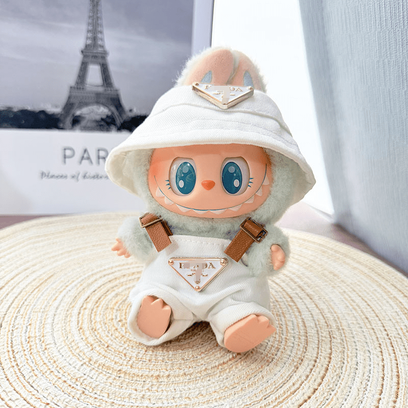 Tenue Labubu Prada – Élégante et moderne pour figurines, représentant une poupée habillée avec style.