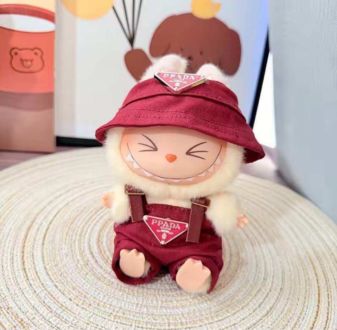 Tenue Labubu Prada – Élégante et moderne pour figurines avec poupée en vêtements tendance.