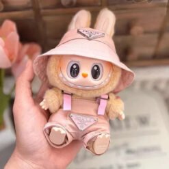 Tenue Labubu Prada – Élégante et moderne pour figurines avec un personnage en peluche habillé