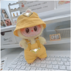 Tenue Labubu Prada – Élégante et moderne pour figurines : poupée Labubu en tenue jaune devant un clavier.