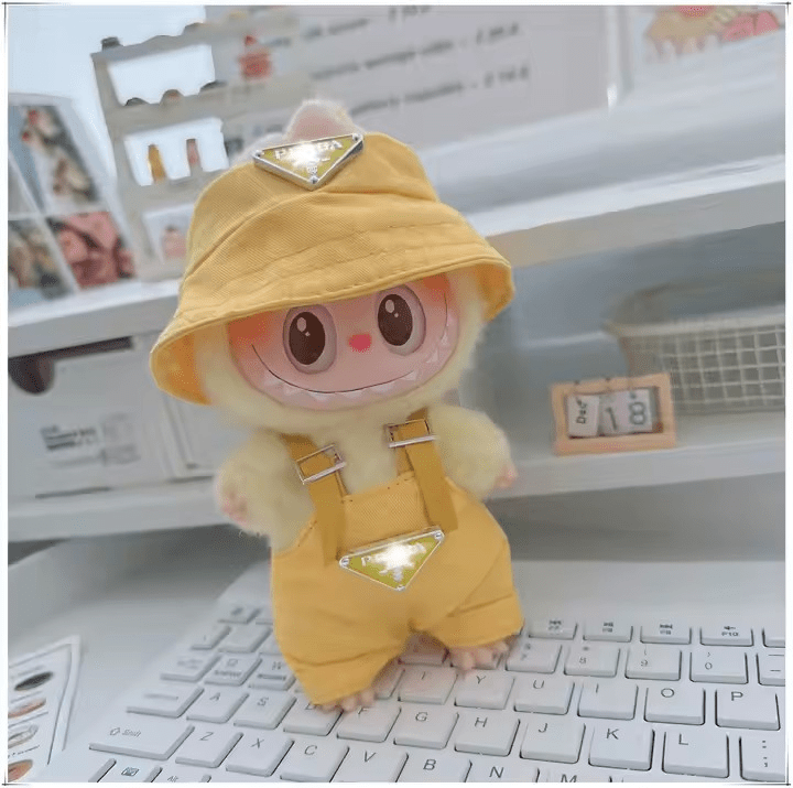 Tenue Labubu Prada – Élégante et moderne pour figurines : poupée Labubu en tenue jaune devant un clavier.