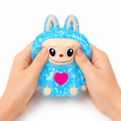 Squishy personnage bleu pailleté kawaii ultra moelleux, parfait pour la détente et le plaisir tactile.
